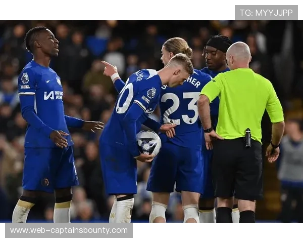 帕尔默点球破门后指天悼念恩师，切尔西全队围拢致敬