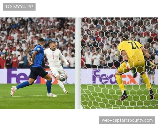 特写：比赛第93分钟，特尔施特根扑出必进球后振臂怒吼