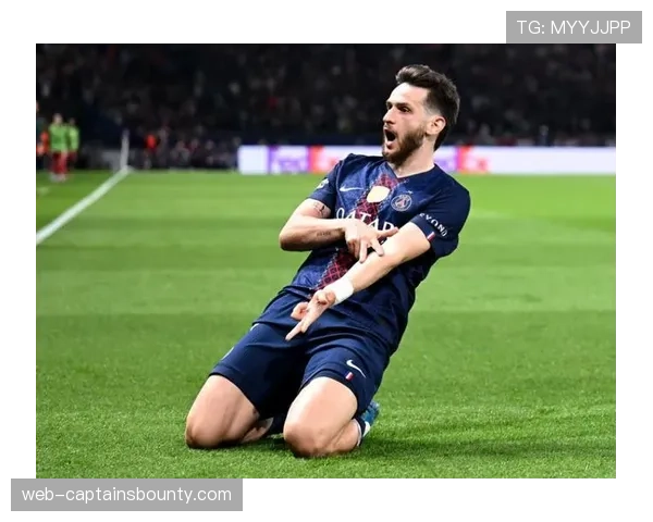 克瓦拉茨赫利亚单赛季欧冠参与15球，成为巴黎进攻关键人物